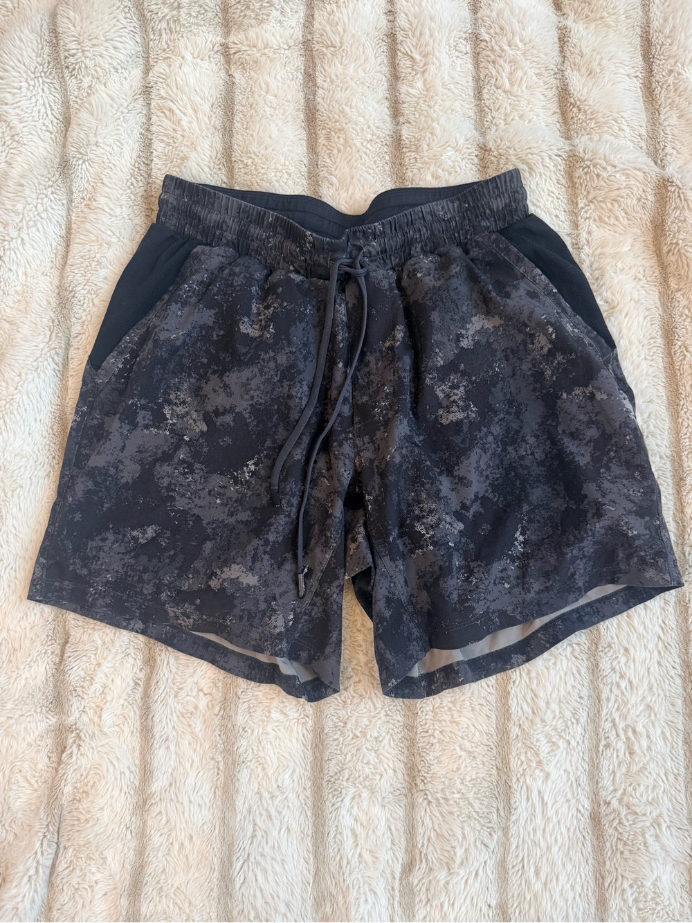 Lululemon Men’s Running Shorts Size Large Black Gray Camo Drawstring Athletic